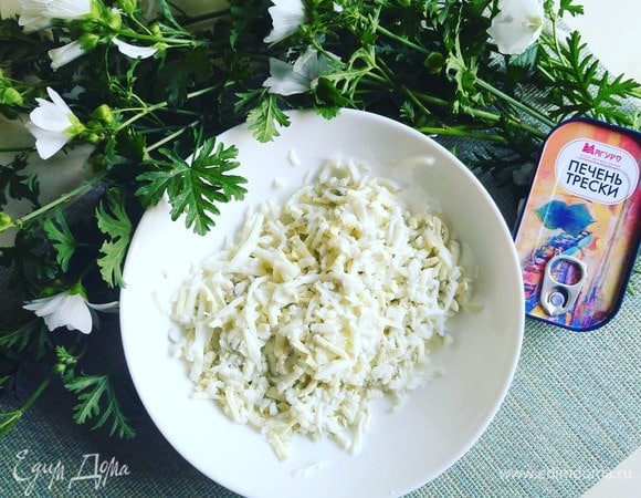 Натрем на терке вареные куриные яйца.