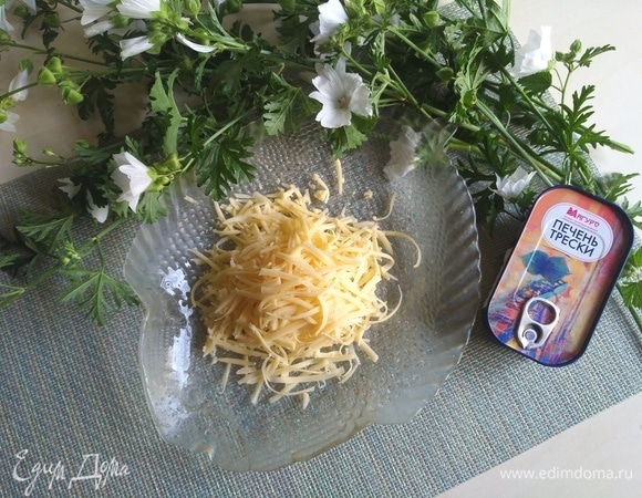 Затем потрем твердый сыр.