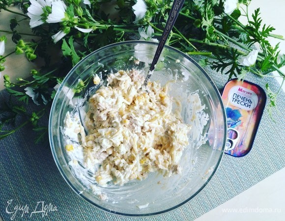Все тщательно перемешиваем и заправляем домашним майонезом.