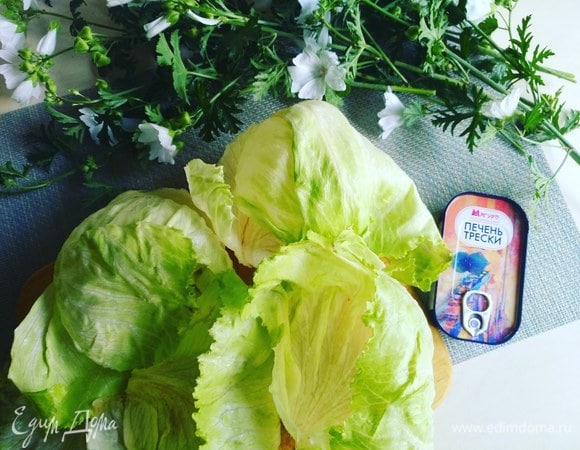 От кочана салата айсберг аккуратно отделяем листья.