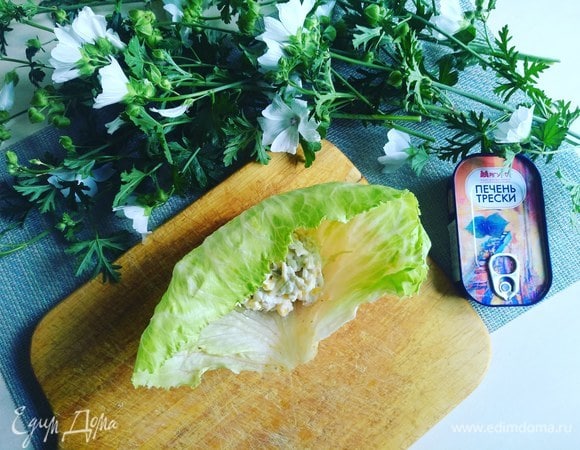 В центр выкладываем салат.