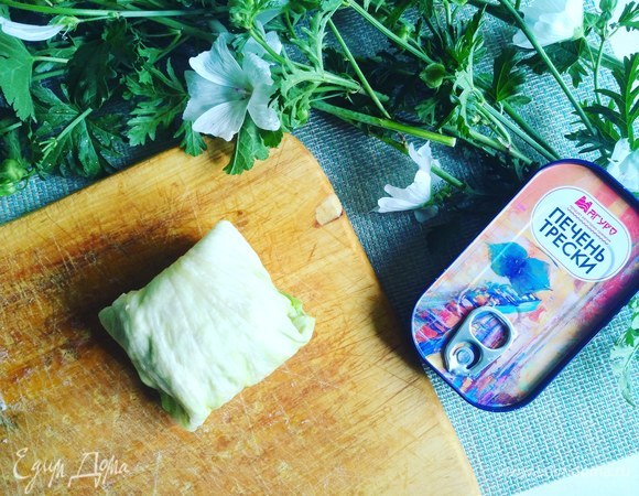 Закручиваем лист в виде небольшой подарочной коробки.