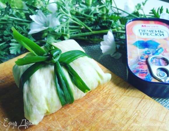 Завязываем перьями зеленого лука (для того, чтобы лук не ломался, ошпарьте его кипятком).