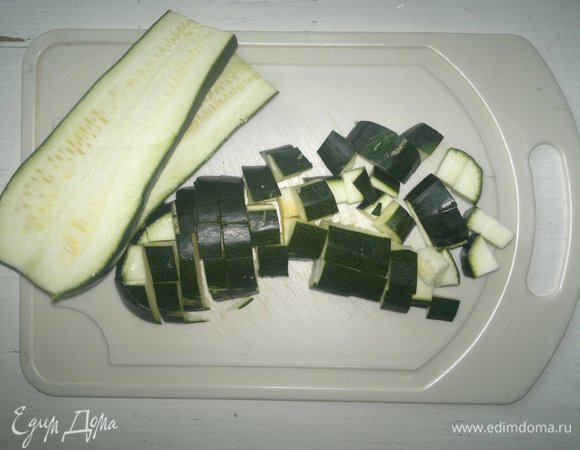 Цукини помыть, обсушить, нарезать кубиками.