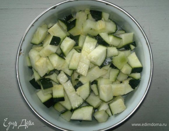 Сложить цукини в миску, посыпать солью, перемешать и дать постоять 15–20 минут.