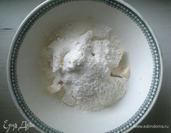 Порциями всыпать просеянную муку с солью и продолжать рубить ножом.