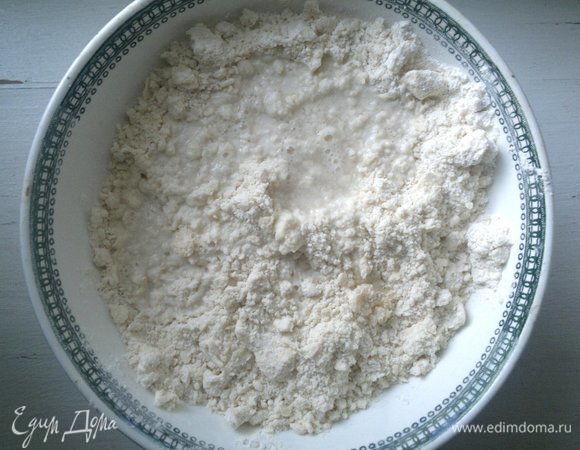 Постепенно подливая в мучную крошку холодную воду, замесить тесто.