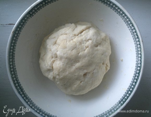 Собрать тесто в шар, накрыть пищевой пленкой и поставить в холодильник на 1 час.
