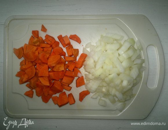 Для начинки лук и морковь почистить, вымыть, обсушить, нарезать кубиками.