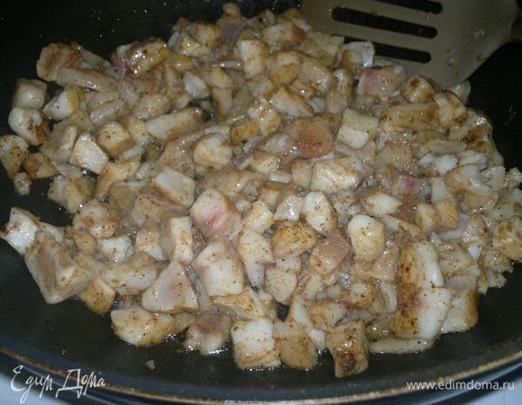 В сковороде разогреть часть растительного масла, выложить рыбу и обжарить в течение 2–3 минут, помешивая. Обжаренную рыбу выложить в сито для стекания излишков масла. Затем положить в миску.