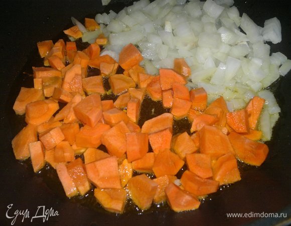 Налить в сковороду еще немного масла и обжарить лук с морковью до румяности. Выложить в сито, затем — в миску к рыбе.