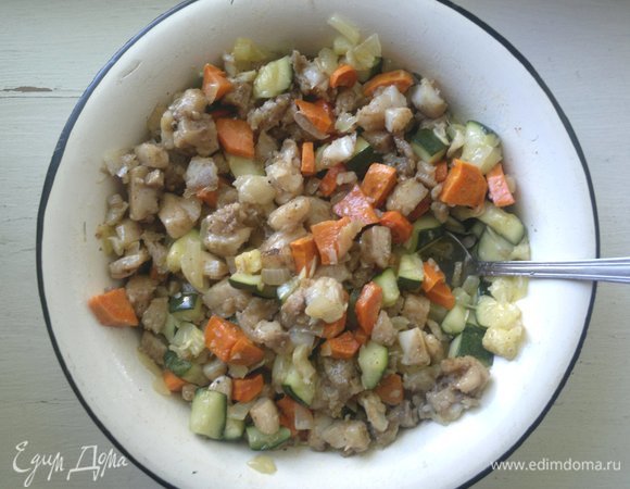 Начинка готова. Можно по вкусу немного посолить и поперчить.