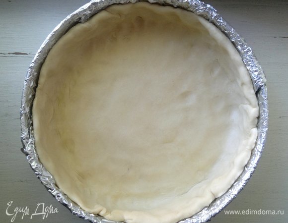 Выложить тесто в форму, формируя бортики.