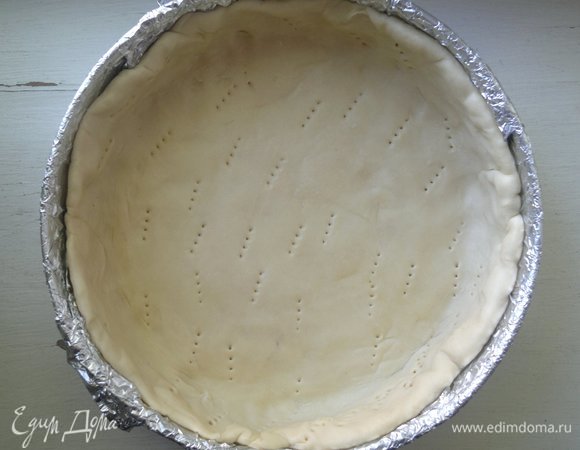 Тесто в форме наколоть вилкой в разных местах.