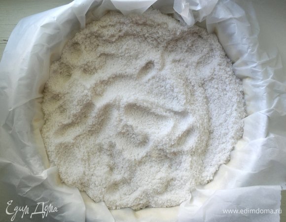 Тесто застелить пергаментом, на бумагу насыпать соли, сухой фасоли или гороха. Поставить форму с тестом в духовку, разогретую до 180°C, на 10 минут.