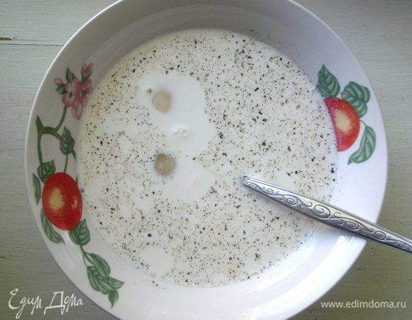 Тем временем приготовить заливку. Для этого соединить сливки (у меня 10 %), яйца, соль, перец, перемешать.