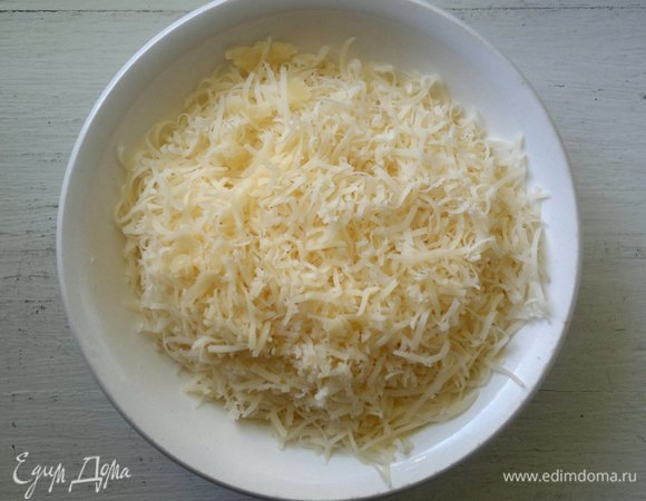Сыр натереть на мелкой терке.