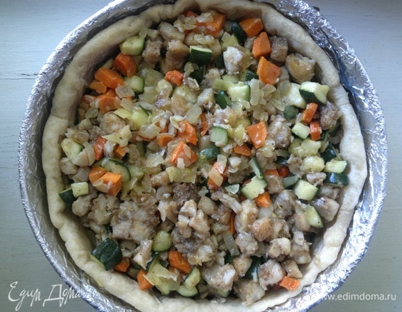 В подпеченную основу для киша выложить начинку.