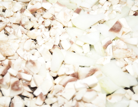 Очищенные и вымытые в холодной воде шампиньоны и лук нарежьте кубиками среднего размера.