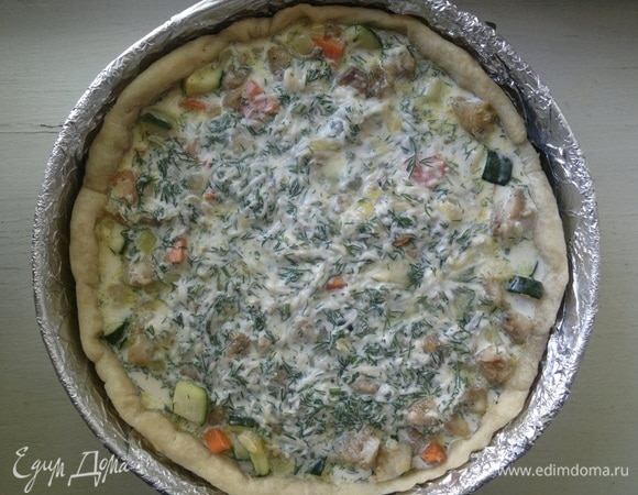 Вылить в начинку заливку.