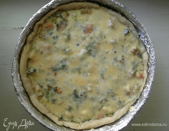 Киш с тилапией и овощами готов. Достать пирог из духовки.