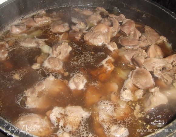 Подготовленные желудки нарезать. Залить водой. Довести до кипения. Удалить пену. Добавить соль, перец (у меня смесь перцев), нарезанный репчатый лук, сушеные грибы, гвоздику и лавровый лист. Варить с приоткрытой крышкой в течение часа на умеренном огне.