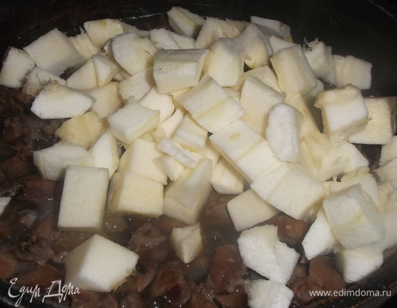 Добавить почищенный и нарезанный кабачок. Варить еще 30 минут в предыдущем режиме.