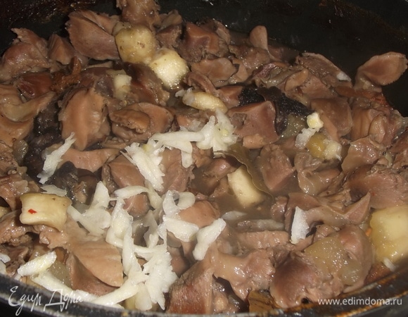 По окончании готовки добавить натертый на терке чеснок. Перемешать. Накрыть крышкой. Дать постоять в течение 10 минут. Приятного аппетита!