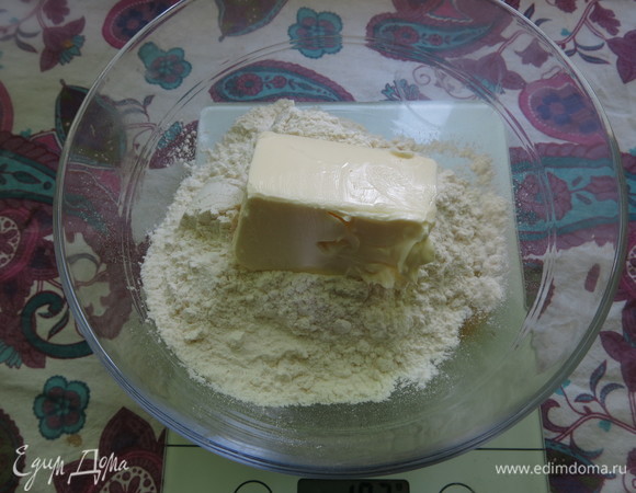 Соединяем масло и муку.