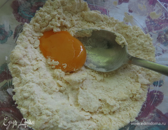 Добавляем желтки.
