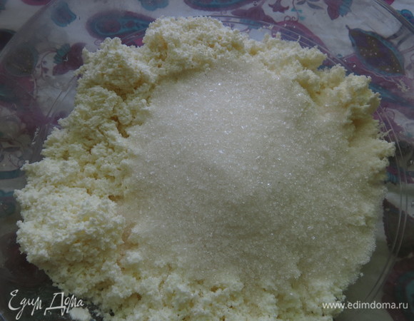 Добавляем сахар, масло сливочное или сливки.