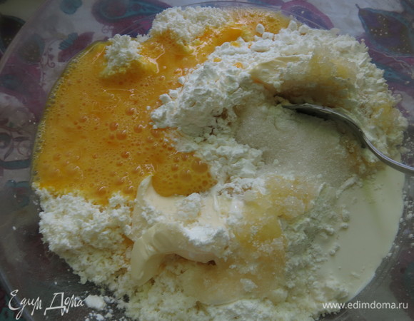 Вводим желток и белки. Белки можно предварительно взбить.