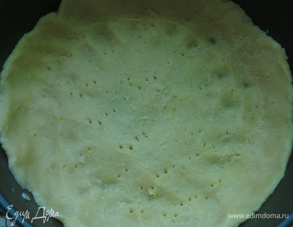 Выкладываем тесто, протыкаем вилкой.