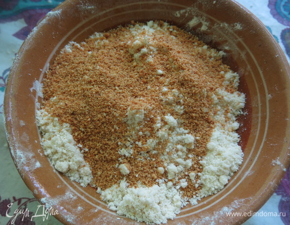 Готовим штрейзель: смешиваем муку, масло и сахар, орехи.