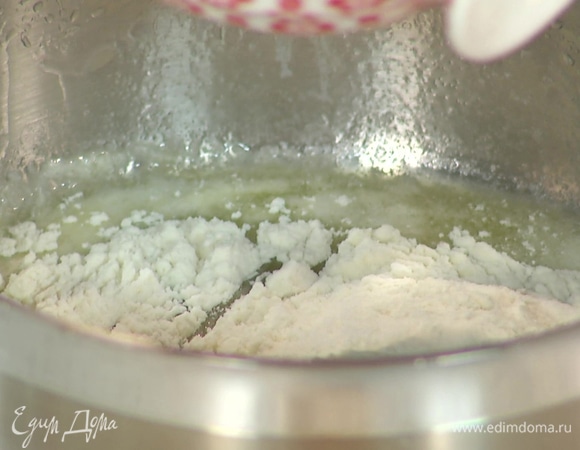 Добавить 45 г муки и несколько минут прогреть смесь на плите, постоянно помешивая. В итоге должна получиться однородная масса.