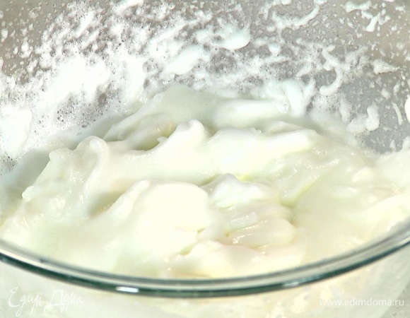 Взбить белки со щепоткой соли в течение пары минут. Затем добавить 1 ст. л. сахарной пудры и продолжить взбивать до крепких пиков.