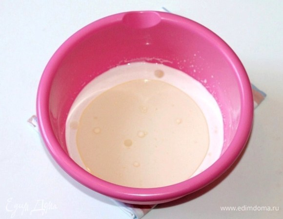 Приготовим опару для теста. Просеиваем 310 грамм муки. Смешиваем 2 ст. л. просеянной муки с дрожжами (1 ч. л. без горки). В теплом молоке (100 мл) размешиваем сахар (1 ст. л.). А затем вмешиваем в жидкую смесь мучную. Ставим миску с опарой в теплое место до образования пенной шапочки минут на 20. Приготовим тесто. Опару перелить в большую миску. Добавить теплое молоко (150 мл), растительное масло (5 ст. л.), соль (1 ч. л.) и перемешать. В жидкую смесь небольшими частями вмешиваем оставшуюся просеянную муку. Недостаточно муки — добавьте, но не забивайте тесто лишней мукой. Тесто должно быть мягкое, пластичное и не липнущее к рукам.