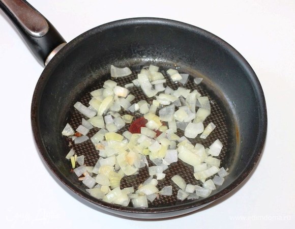 Приготовим начинку. Очищенный и нарезанный репчатый лук обжариваем на растительном масле до прозрачности и 1/2 часть выкладываем в чашу блендера.