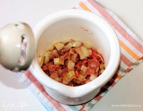 Добавляем в чашу мясной фарш, 1 зубчик чеснока и перемалываем блендером.