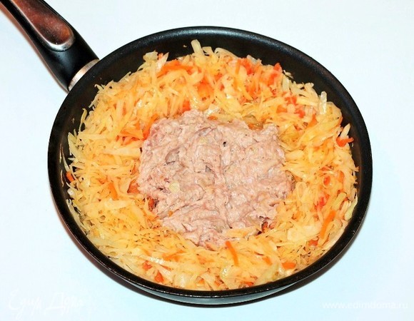 Добавляем в овощную начинку мясной фарш. Тушим до готовности овощей и фарша и до испарения жидкости.