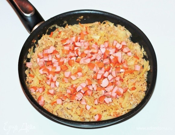 Снимаем сковороду с начинкой с плиты и добавляем мелко нарезанные сосиски, перемешиваем. Начинка готова!