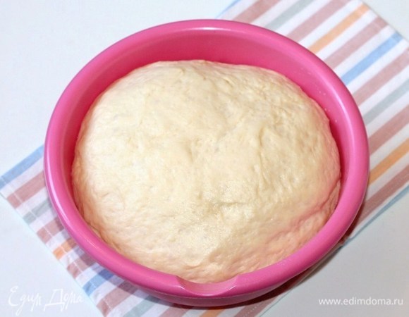 Подошедшее тесто обмять.