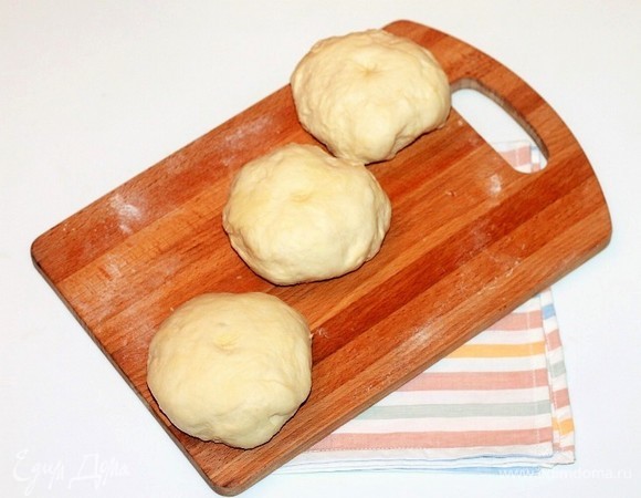 Затем тесто разделить на 3 части. Форму для выпечки застелить бумагой и смазать сливочным маслом (1 ч. л.).