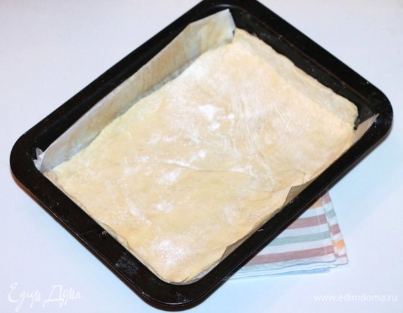 Проколоть тесто (дно) вилкой.