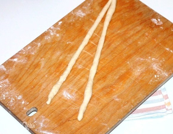 Вторую часть теста разделить на 4 части, сформировать из них длинные веревки.