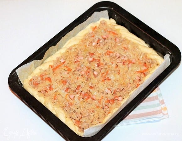 На заготовку пирога кладем начинку.