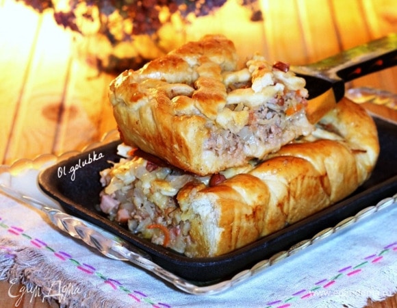 Испеченный пирог сбрызгиваем водой и накрываем сухим полотенцем. Приятного аппетита!