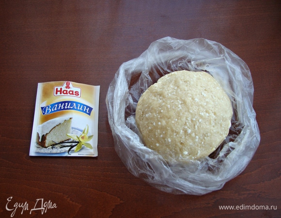 Тесто завернуть в пленку и оставить минут на 30.