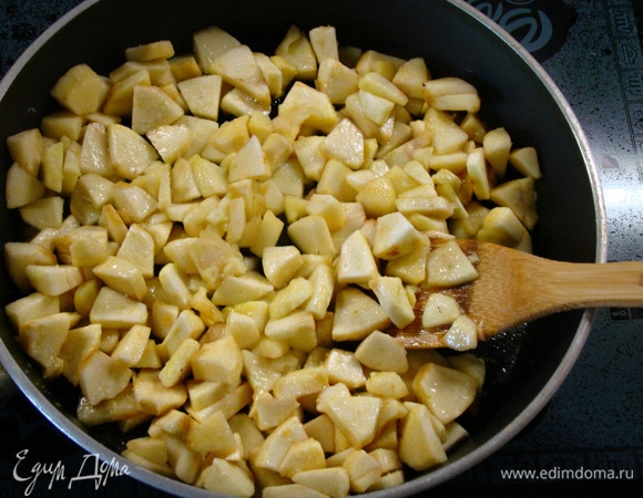 Пока тесто отдыхает, подготовить яблочную начинку. Яблоки очистить от кожуры и семян и нарезать небольшими ломтиками. Затем слегка потушить на сливочном масле с сахаром. Остудить.