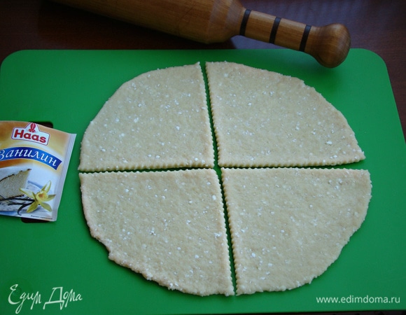 Тесто разделить на две равные части. Одну часть раскатать в круг толщиной примерно 0,5 см и затем разрезать на 4 части.